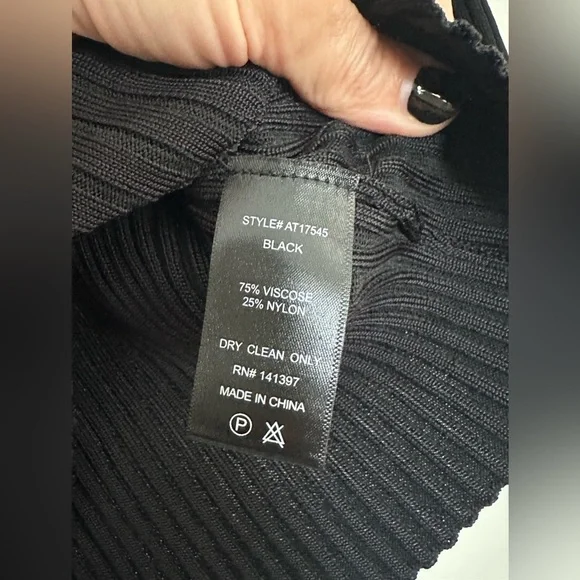 ASTR the Label Black Elia Mock Neck Cutout Sweater Size Small Crop - Picture 4 of 5